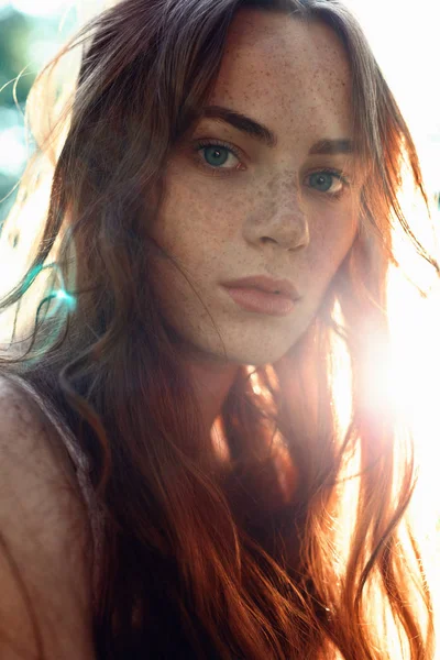 Портрет девушки с рыжими волосами на солнце — стоковое фото