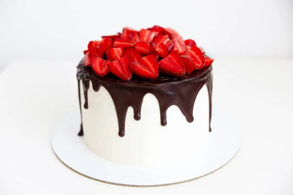 Kleine taart versierd met chocolade en aardbeien met witte achtergrond — Stockfoto