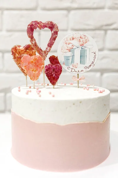 Rosa tårta med inskription för flickor, bakgrund av vit tegel — Stockfoto