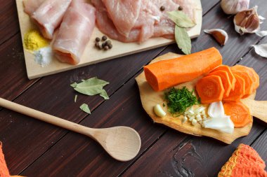 Parlak taze havuç, masada tavuk etli sarımsak, insan olmadan yakın plan.