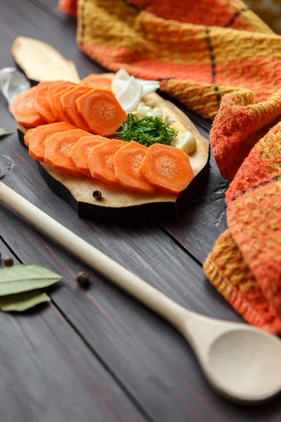 Frische Karotten mit Salzkristallen in Nahaufnahme — Stockfoto