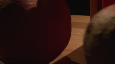 İki küçük halloween pumpkins ahşap masaya vurdu closeup koy