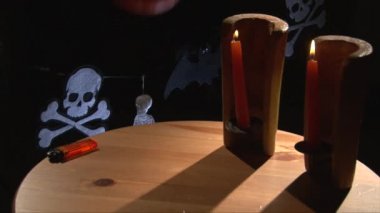 İki küçük halloween pumpkins dekore edilmiş ahşap tatil masaya koy
