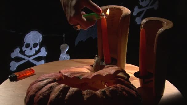 Зажигание свечей на праздничном столе на Хэллоуин, крупным планом — стоковое видео