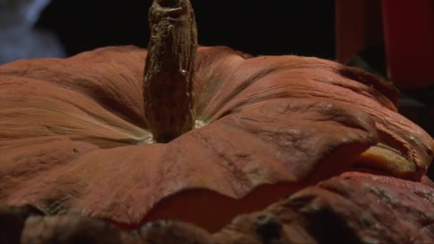 Tome abóbora de Halloween da mesa de madeira, tiro de perto — Vídeo de Stock
