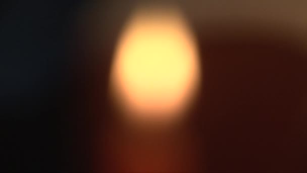 Rozostřený snímek plamene svíčky v lustru, tmavé pozadí — Stock video