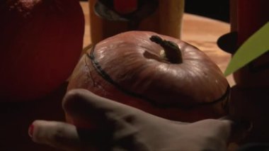 Cadılar Bayramı Balkabağı tarafından çizilmiş kontur çizgiyi büyük bıçak ile kesme üst