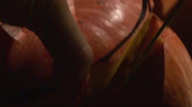 Bıçakla, montaj sırası üst kabak bölümünü kaldırma