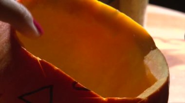 Küçük halloween balkabağı yüzünde göz oyma, closeup vurdu