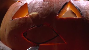 Cadılar Bayramı Balkabağı dudağından bir bıçakla, closeup çekim bölmek