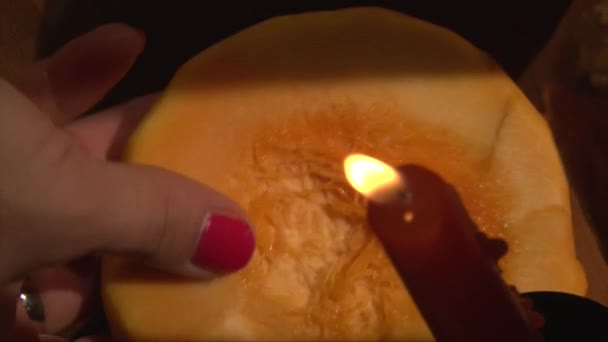 采取的他表，在前景上蜡烛万圣节南瓜的上半部分 — 图库视频影像