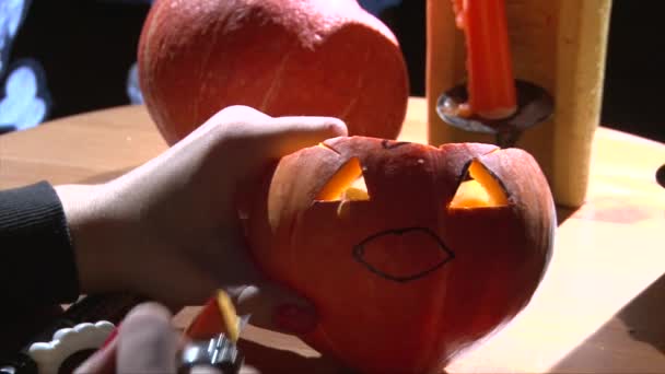 Esculpindo o segundo olho no pequeno rosto de abóbora halloween — Vídeo de Stock