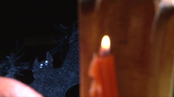 Foco cremalheira de vela chama e morcego carro terra Halloween decoração — Vídeo de Stock