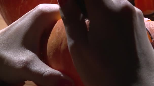 Couper le deuxième oeil sur le petit visage de citrouille d'Halloween, gros plan — Video