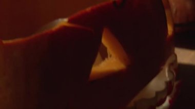 Ahşap masa üzerinde hareketli kamera film Cadılar Bayramı Balkabağı vampir kanı dişleri ile yaşamak