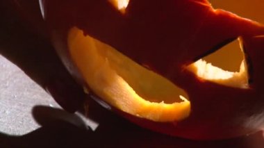 Vampir dişleri Halloween balkabağı ağzına, closeup çekim Ekle