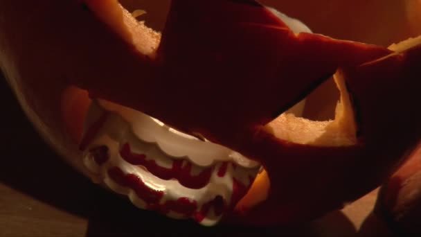 Malditos dentes de vampiro no Halloween Jack O Lanterna na luz e na escuridão — Vídeo de Stock