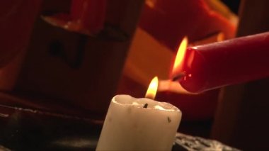 Beyaz Mum üzerinde kırmızı mum erime, korkutma kanlı mumlar yapmak