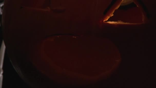 Halloween Jack O Lanterne citrouille se levant sur fond noir 