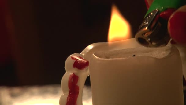 Крупный план зажжения белой свечи зажигалкой и задува — стоковое видео