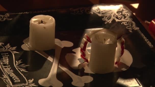 Velas ligeras con un encendedor, mesa de cena de vampiros de Halloween — Vídeos de Stock