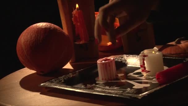 Плавление красного воска на белой свече, монтаж последовательности — стоковое видео