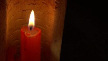 Şamdanlar strobe disko aydınlatma altında mumlar
