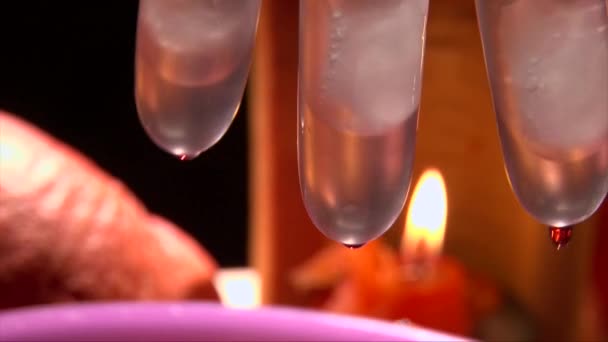Weiche Fokusaufnahme von Wassertropfen aus gefrorenen Handfingern, Nahaufnahme — Stockvideo