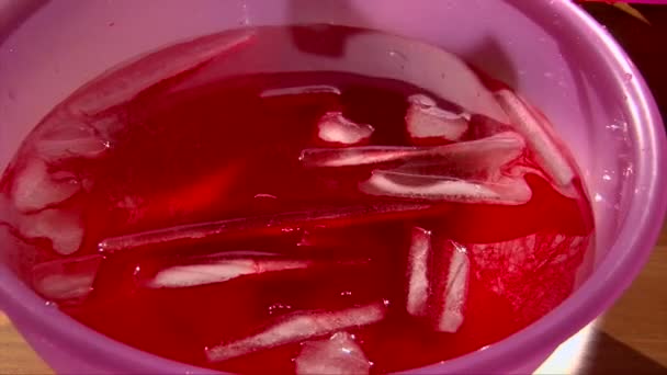 Gefrorene Hand in rotes Cocktailgetränk stecken, sieht aus wie falsches Blut — Stockvideo