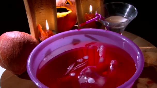 Nabírání červený nápoj s rukou, Halloween vyzdobené jídelní stůl — Stock video