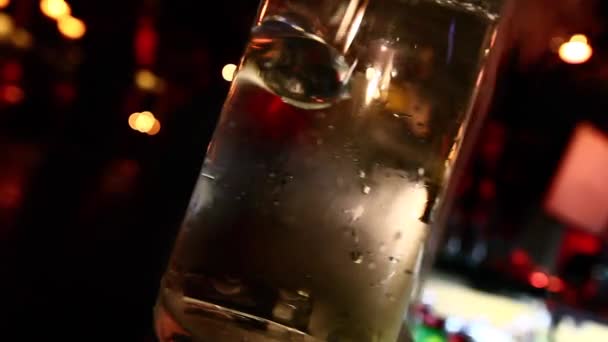 Barkeeper Hand nimmt Glas Cocktail mit Eisdampf von der Bar, — Stockvideo