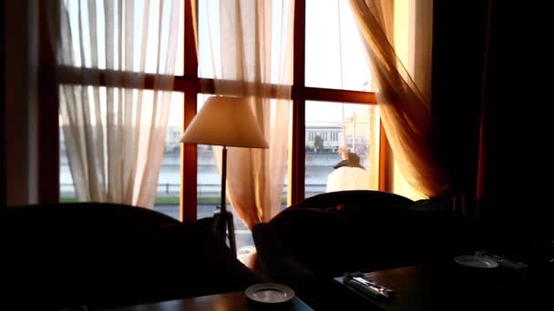 Cuerda de maniquí espeluznante en la ventana fuera de la cafetería-club — Vídeos de Stock