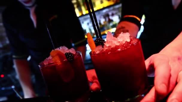 Twee heerlijke paarse caipirinha cocktails met blackberry krijgt handen — Stockvideo