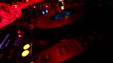 DJ eller çeşitli parça denetimleri djs güvertede tweak