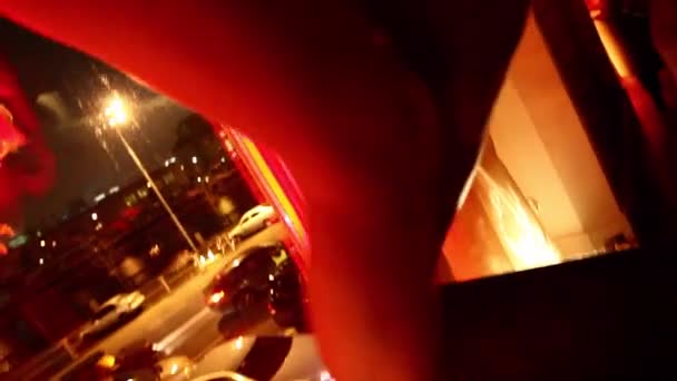 Seksi kadın dansçı go go-kız bacaklar Halloween gece kulübü pencerede — Stok video