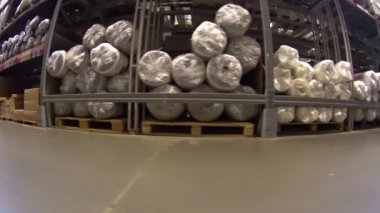 POV alışveriş sepeti hızlı mobilya ambar deposunda karton kutular raflara ve paketlenmiş minder arasında taşıma