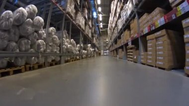 POV kız kartı ve diğer satır açmak için bir karton kutu koymak raflar, satırlar arasında alışveriş sepeti taşımak