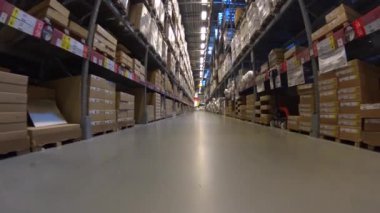 POV alışveriş kedi: mobilya mağazası, raflar ile karton kutular