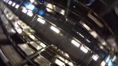 Pov alt vurdu: kız döner mobilya mağazası alışveriş sepeti