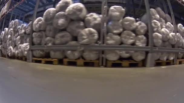 POV aparatu na szybkie poruszanie się w sklep z meblami między półkami z kartonów i zapakowane materace koszyk na zakupy — Wideo stockowe
