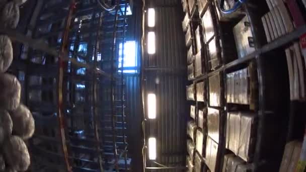 POV : panier se déplaçant dans le magasin de meubles supermarché 