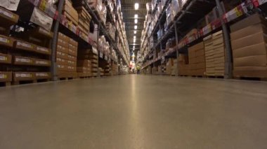 Ellerini almak uzakta büyük karton kutu metal raf mobilya mağazası, alt görünümü alır.