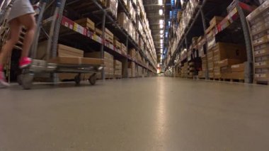 Karton kutular raflara satırlar arasında mobilya deposu depo alışveriş sepeti kız rides