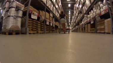 Karton kutu rafa mobilya deposu depo, alışveriş sepeti kız rides