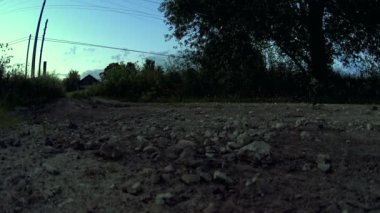 Terk edilmiş çiftlik, yaz kırsal manzara, yeşil çimenlerin üzerinde yol ve güç hatları 