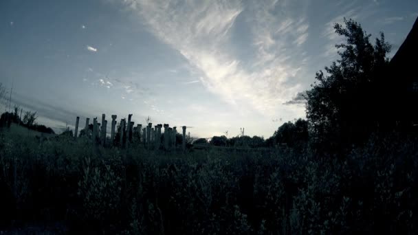 被遗弃的建筑领域，夏季日落 — 图库视频影像
