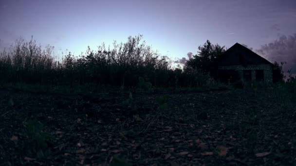 Uma estrada rural para a silhueta casa abandonada, tiro escuro assustador — Vídeo de Stock