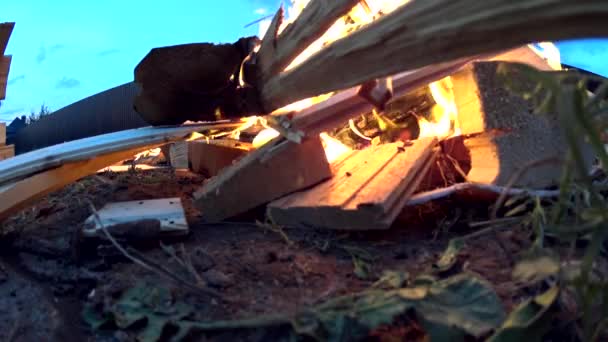 Gros plan du bâton de bois brûlant dans un feu de joie — Video