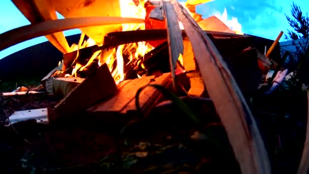 Fogueira, tábuas de madeira em chamas no quintal, vista inferior — Vídeo de Stock