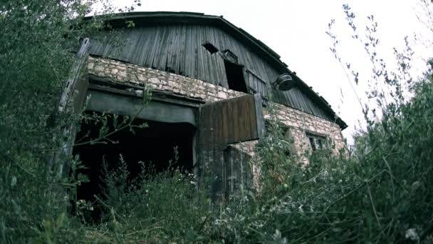 Уничтоженный заброшенный дом — стоковое видео